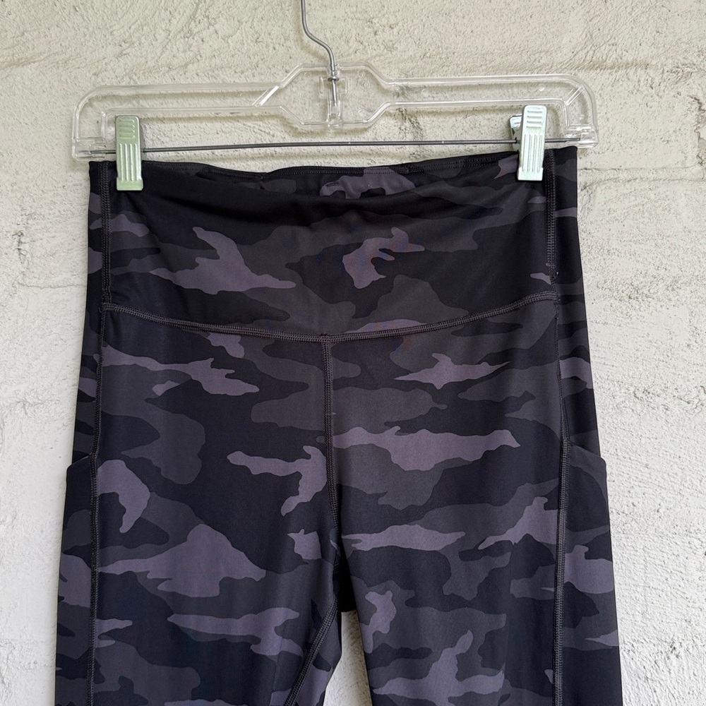 Athleta Black/Gray Camo Ultimate Stash
Pocket Camo 7/8 Tights Size Small - Picture 4 of 11